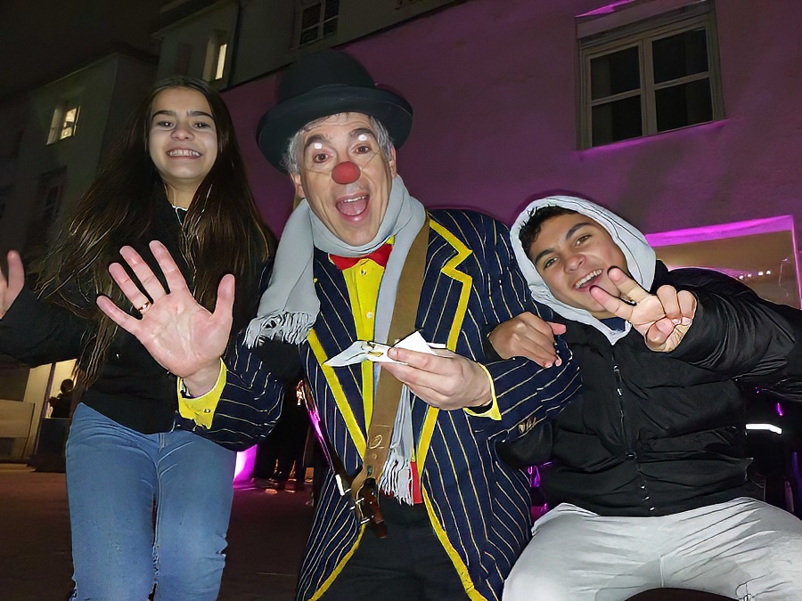 Mitten im ausgelassenen Treiben dieses schönen Familienfestes in der Karlsruher LEA sind Freddy und Anton. (Foto: privat)