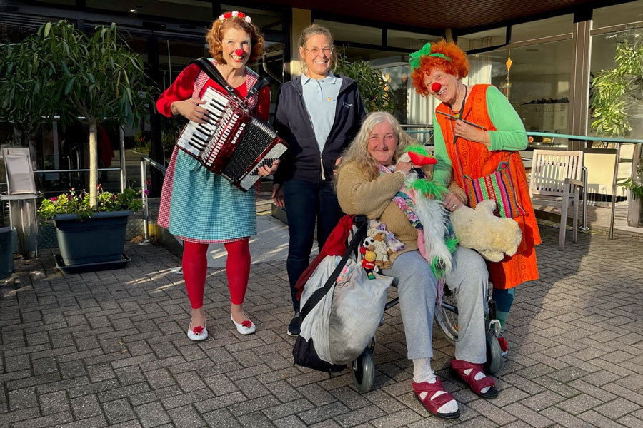 Foto: privat - Loni mit ihrem Akkordeon, Isabel Born von der Pronova BKK, Karin mit ihren Kuscheltieren und Rosanna mit ihrer Marionette Eduard Tschilkowski