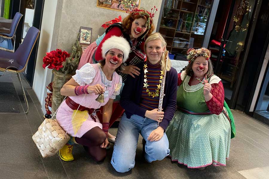 Clownvisite: Hanna Mangold mit ihrer Flöte zusammen mit Loni, Rosalinde und Fluse (Foto: privat)