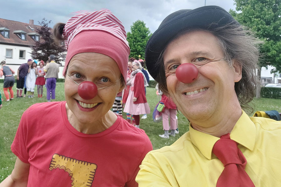Deutschlandweite Weiterbildung und Vernetzung 1 Freddy und Keks bei der Akademie des Dachverband Clowns in Medizin und Pflege Deutschland e.V. (Foto: privat)