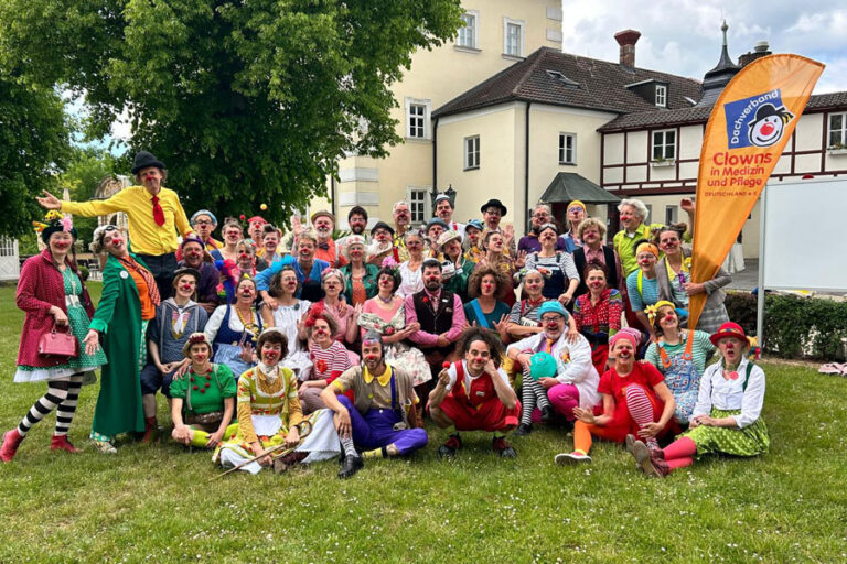 Aktionen 5 Gruppenbild bei der Akademie des Dachverband Clowns in Medizin und Pflege Deutschland e.V. (Foto: privat)