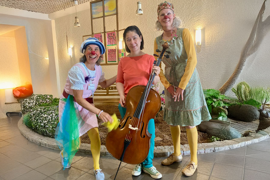 Rosalinde und Lollo hatten diesmal eine ganz besondere Begleitung dabei: Rut Bantay von der Deutschen Staatsphilharmonie Rheinland-Pfalz mit ihrem Cello „Goldi“. Foto:privat