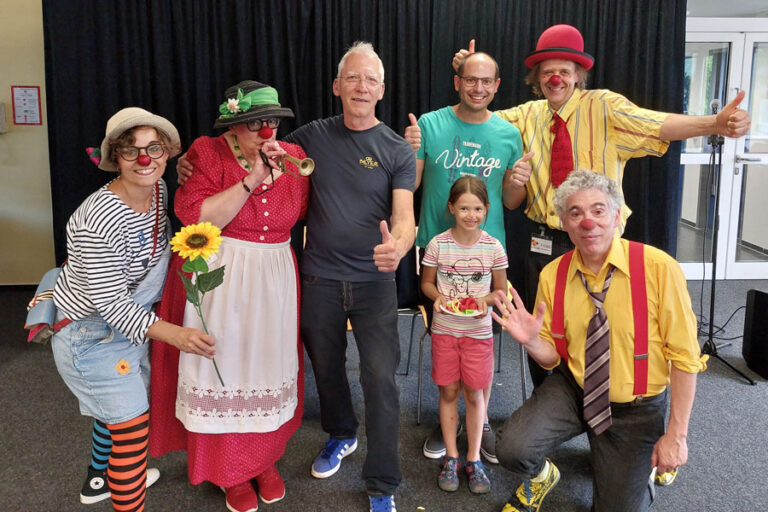 Aktionen 7 Guido Beyer förderte mit einem fröhlichen Clownstheater und liebevoller Organisation gemeinsam mit seinem Mitarbeiter Stefan den Zusammenhalt und die Gemeinschaft im Kinderheim St. Annastift. Foto: privat