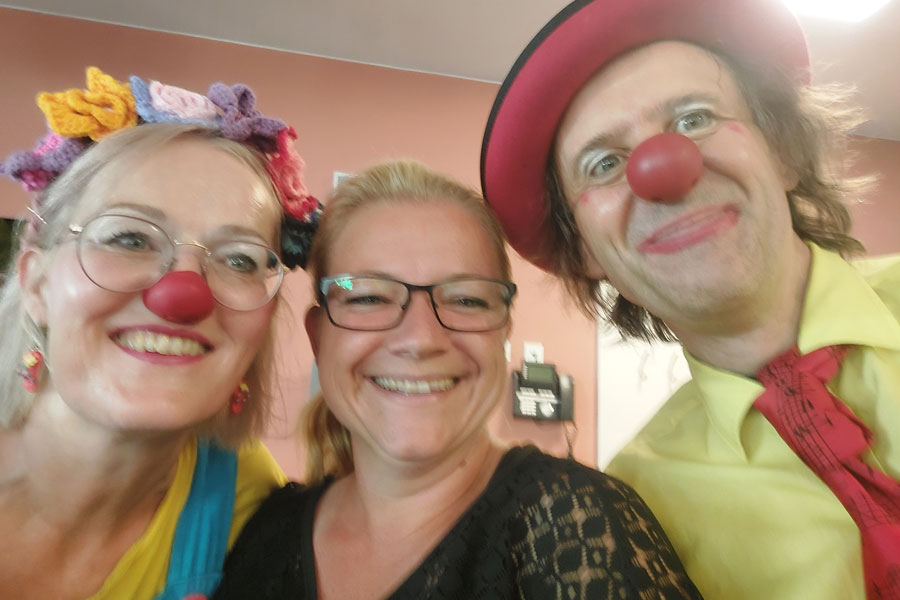 Zum 25-jährigen Jubiläum von Avendi im Haus Wilhelmshöhe sorgten Freddy und Schnuppe mit glitzernden Seifenblasen, fröhlichen Begegnungen und einem bunten Programm aus Musik, Tanz und Leckereien für ein rundum gelungenes Fest. Foto: privat