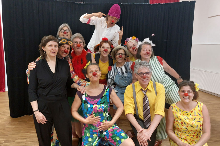Bei einer inspirierenden Fortbildung mit Jenny Müske vom 20. bis 22. Juni in Rauenthal erkundeten die xundlachen Clowns mit viel Spielfreude neue Facetten ihres Clownseins durch Figurenarbeit, Duo-Übungen und die Kraft der Geste. Foto: privat