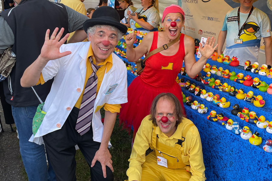 Beim Karlsruher Entenrennen mit dabei von xundlachen Klinikclown Toni, Keks, Freddy und Anton Bild: privat