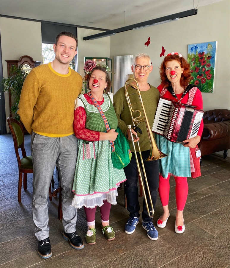 Vorweihnachtliche Geschenke der Staatsphilharmonie und der Clowns 1 Vorweihnachtliche Geschenke der Staatsphilharmonie und der Clowns (Foto:privat)