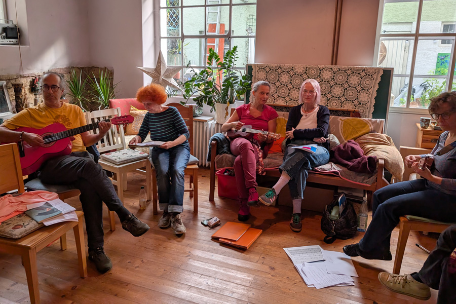 "Bei mir bist du scheen, ...." - Musikfortbildung bei Jutta Glaser - Bild: privat