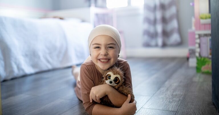 Kind Kuscheltier Hauptmotiv1