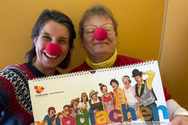 Vorsitzende Manja Mauersberger nahm von Eva Baumhold eine Spende für die Einsätze von uns Klinikclowns entgegen. Foto: privat