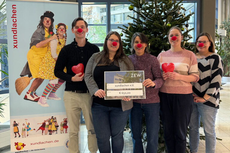 Foto: ZEW; ZEW-Mitarbeitende Manuel Lauer, Ann-Kathrin Daubner, Lisa Vorbeck und Mara Schnebel (v.l.n.r.) mit Manja Mauersberger von xundlachen e.V. (in der Mitte)