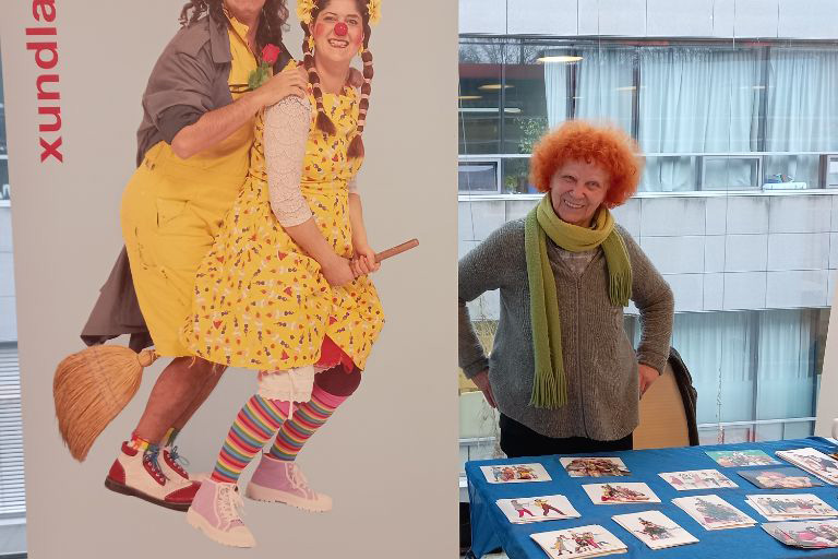 Gudrun Libnau am Infostand des Weihnachtsbasars (Foto: privat)