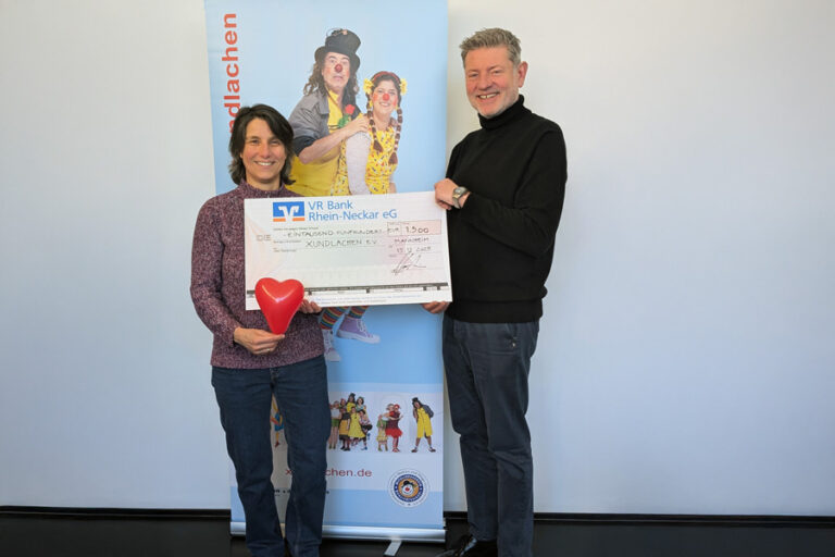 Scheckübergabe vom Geschäftsführer Claus Fischer (Foto: Werkstadt Fischer Architekten)