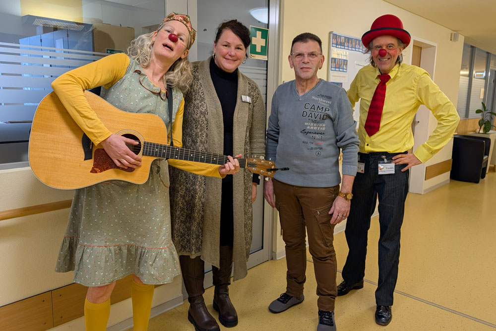 Pflegedienstleitung: Frau Reisberger und Herr Müller mit Lollo und Freddy beim Feedbackgespräch (Foto: privat )