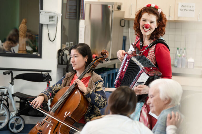 Cannelloni, Fluse und Ruth Bantay zusammen im Bürgerstift (Foto: Christian Kleiner)