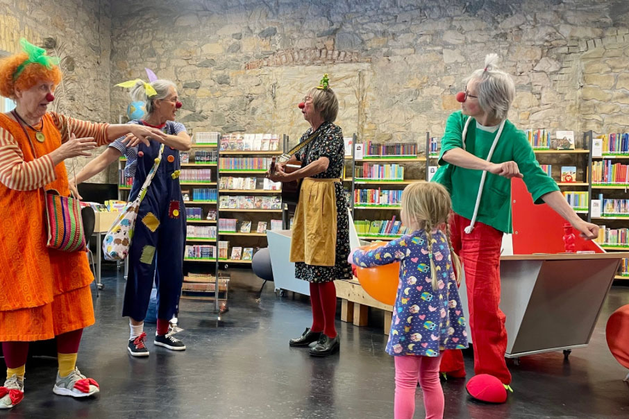 Startseite 47 Lakritze, Rosanna, Line, Rosi Kaoti und Info-Stand beim Bundesweitem Aktionstag des Dachverbands Clowns in Medizin und Pflege Deutschland e.V. Foto: privat