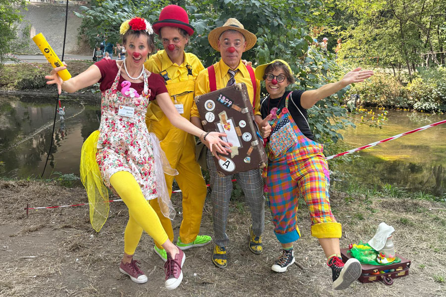 Die Clowns Toni, Freulein Berta, Freddy und Anton erfreuten die Besucher mit Zaubertricks, jonglage und Seifenblasen. - Foto: privat
