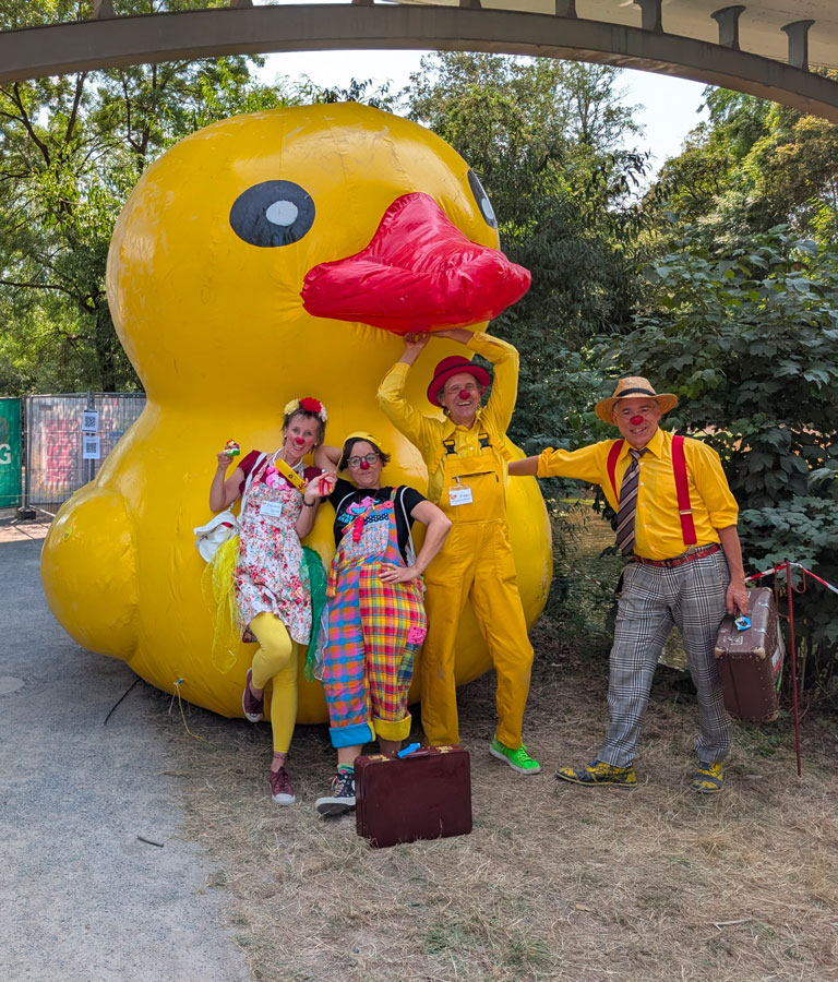 Die Clowns Toni, Freulein Berta, Freddy und Anton erfreuten die Besucher mit Zaubertricks, jonglage und Seifenblasen.
- Foto: privat