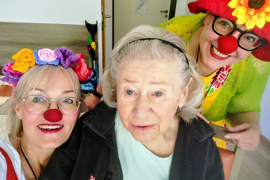 Schnuppe und Schwanhild mit Frau P. vom Haus Wilhelmshöhe (Foto:privat)